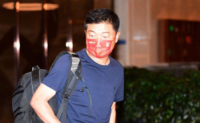 说着，洪五顿了顿，又道：只不过，上一次你侥幸被放出来，这一次如果再进去，就没那么幸运了，极有可能也会跟她那三个手下一样，被判无期徒刑。